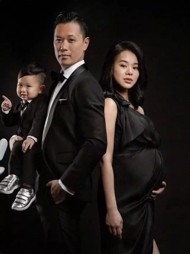 胡杏兒老公分享兒子近照,小奕霆穿西裝凹造型又帥又萌