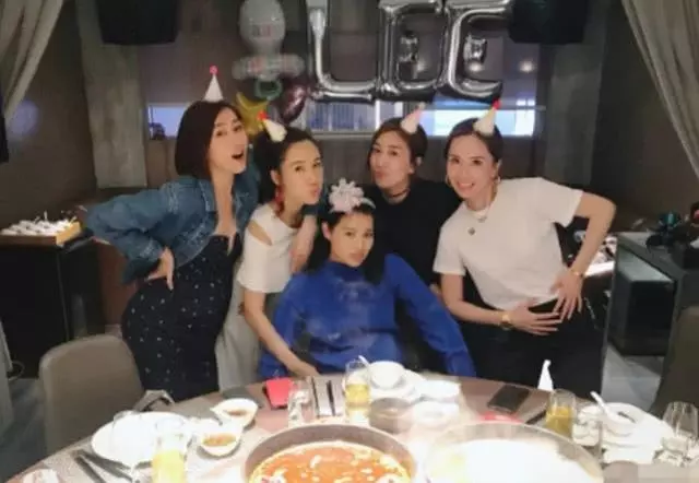 胡杏兒老公分享兒子近照,小奕霆穿西裝凹造型又帥又萌