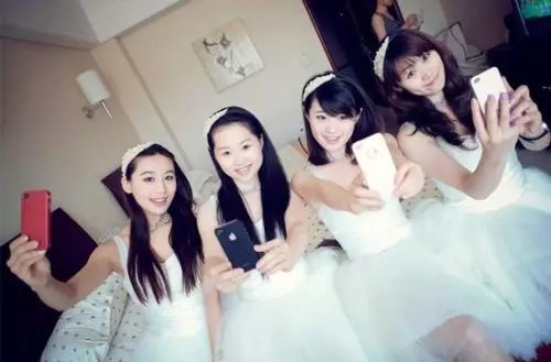 女兒當伴娘,回家連洗三遍澡,母親不放心,趴門縫一看,如遭雷擊