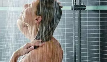 女兒當伴娘,回家連洗三遍澡,母親不放心,趴門縫一看,如遭雷擊