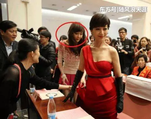 尷尬了趙雅芝!63歲高叉抹胸紅裙嫩成少女,卻被女助理徹底搶鏡!