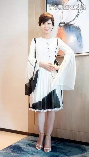 尷尬了趙雅芝!63歲高叉抹胸紅裙嫩成少女,卻被女助理徹底搶鏡!