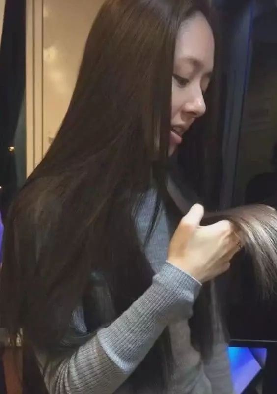郭碧婷酒店卸妝,關掉十級美顏後:終於相信了向太的審美!