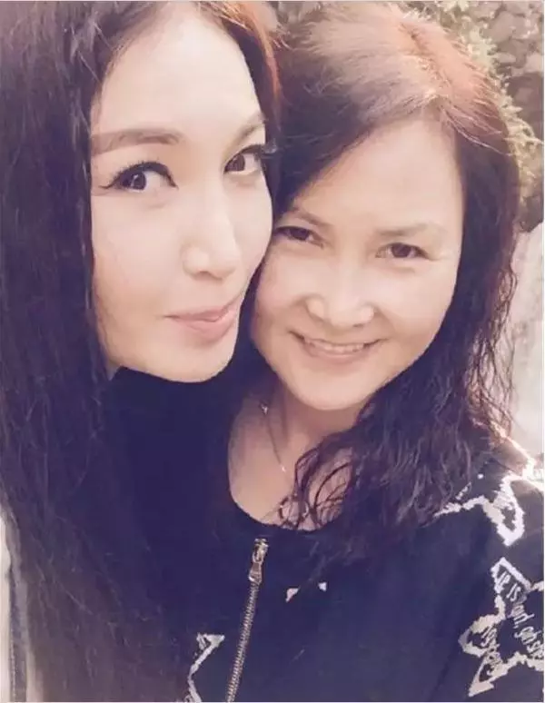 58歲劉德華一不小心曬出同學聚會照,林志玲曬出同學聚會照,再次證明有明星的聚會別去!