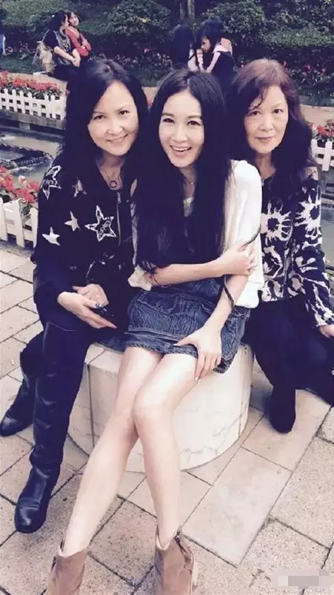 58歲劉德華一不小心曬出同學聚會照,林志玲曬出同學聚會照,再次證明有明星的聚會別去!