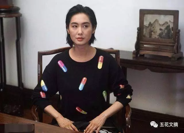  46歲朱茵身材發福一臉皺紋，被傳強裝恩愛已經離婚！曾慘遭公公家暴 !