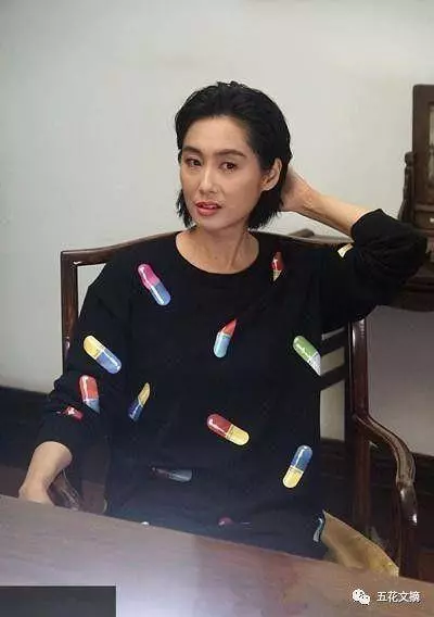  46歲朱茵身材發福一臉皺紋，被傳強裝恩愛已經離婚！曾慘遭公公家暴 !
