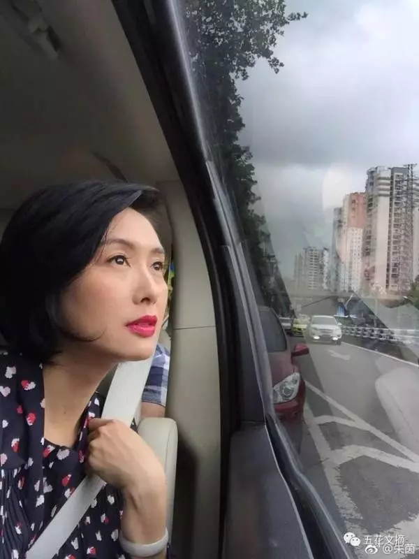  46歲朱茵身材發福一臉皺紋，被傳強裝恩愛已經離婚！曾慘遭公公家暴 !