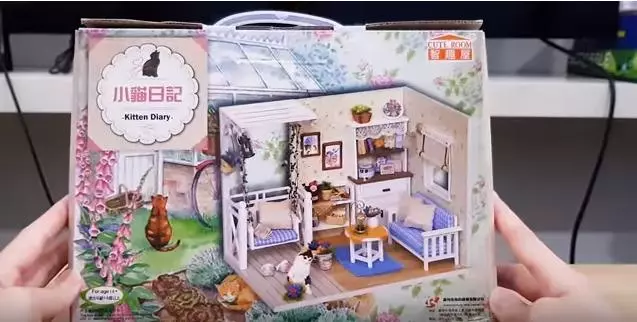 她買了一個「小貓日記」主題玩偶小屋動手DIY 最後做出來的作品療癒度100%
