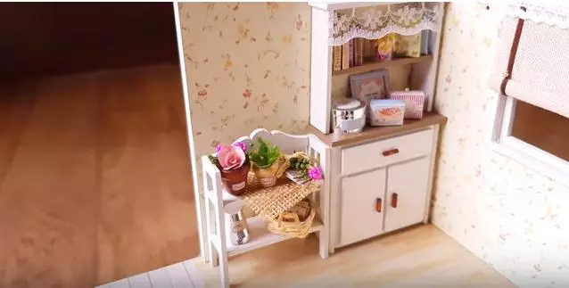 她買了一個「小貓日記」主題玩偶小屋動手DIY 最後做出來的作品療癒度100%