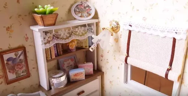 她買了一個「小貓日記」主題玩偶小屋動手DIY 最後做出來的作品療癒度100%