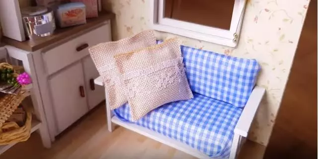 她買了一個「小貓日記」主題玩偶小屋動手DIY 最後做出來的作品療癒度100%