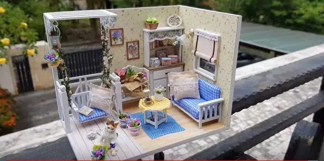 她買了一個「小貓日記」主題玩偶小屋動手DIY 最後做出來的作品療癒度100%