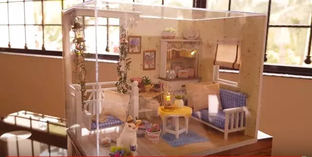 她買了一個「小貓日記」主題玩偶小屋動手DIY 最後做出來的作品療癒度100%