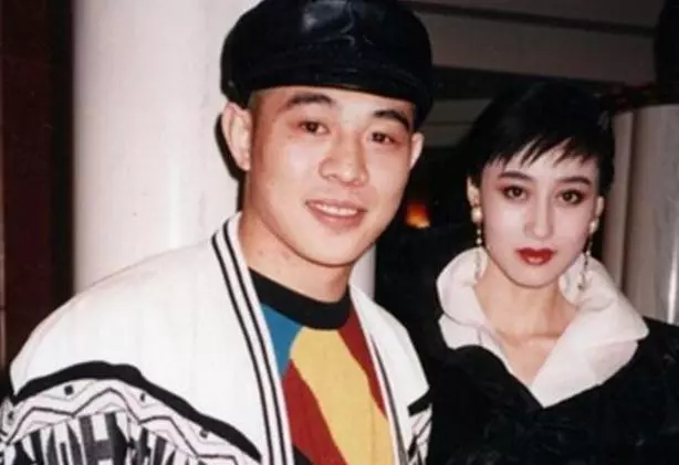 李連傑罕見帶57歲妻子現身,利智身材發福老了許多!