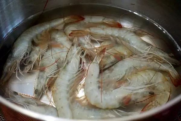 蝦買多了怎麼辦?教你1招,這樣保存蝦多久「蝦頭再也不會變黑」,別再直接放冰箱了!