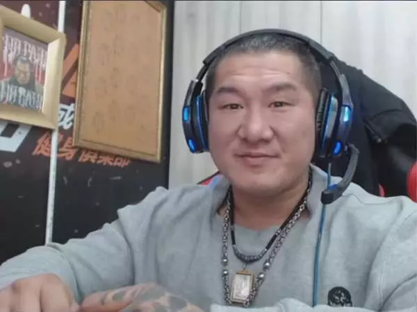 館長老婆被狗仔跟拍,爆出開豪車素顏超正!館長開嗆:我感覺很差!