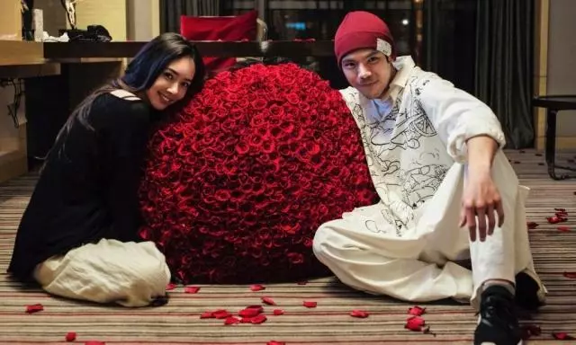 原來向佐3年前追求郭碧婷被拒絕了,如今卻求婚成功,原因有3點,很現實!