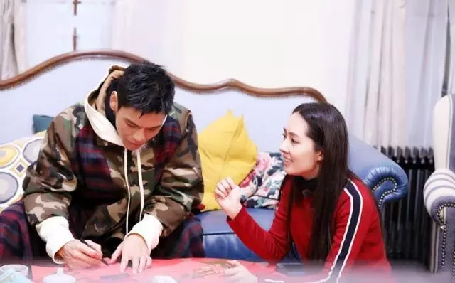 原來向佐3年前追求郭碧婷被拒絕了,如今卻求婚成功,原因有3點,很現實!