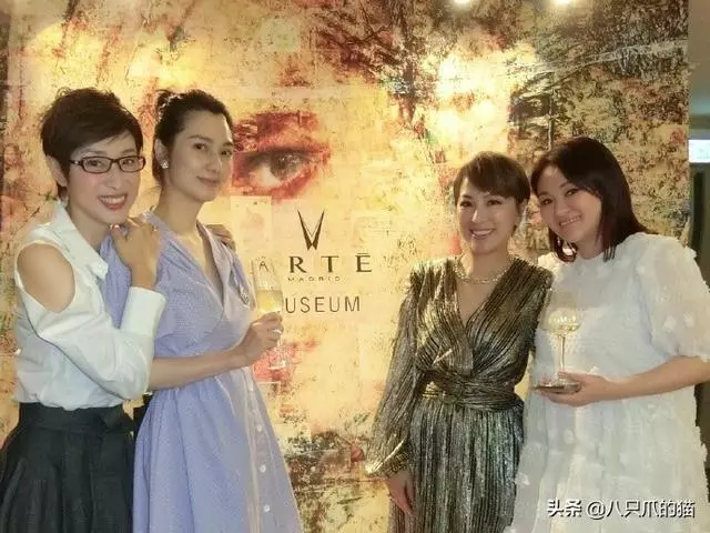48歲洪欣與52歲陳法蓉同框亮相，一個清新文藝，一個酷帥有型！