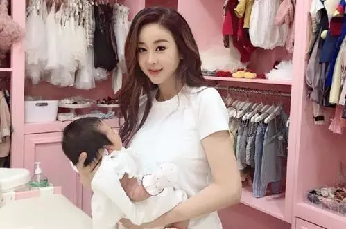 44歲女星剖腹生女剛半年,又試管嬰兒拼二胎,只因公公想抱孫子?