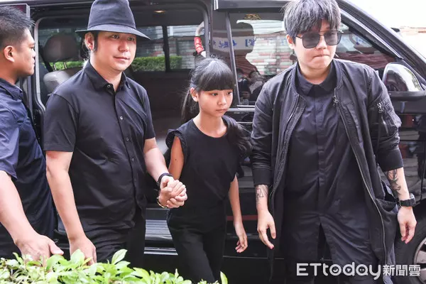 	喬媽告別式「喬喬哭紅鼻子出席」母女終於相見　喬爸自備2保鑣「親友開嗆心虛」要他快道歉