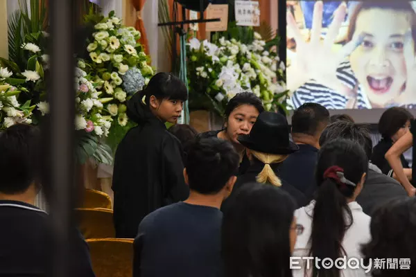 	喬媽告別式「喬喬哭紅鼻子出席」母女終於相見　喬爸自備2保鑣「親友開嗆心虛」要他快道歉