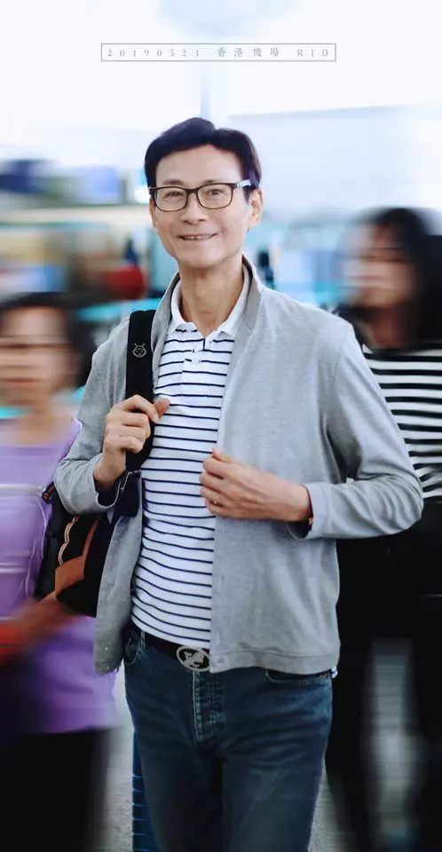 72歲鄭少秋近照曝光！與同齡汪明荃合影，瘦骨嶙峋老態盡顯！