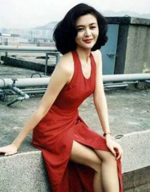 當年在梅豔芳葬禮上微笑的三個明星，現在都過得怎樣了，網友：一個比一個慘！
