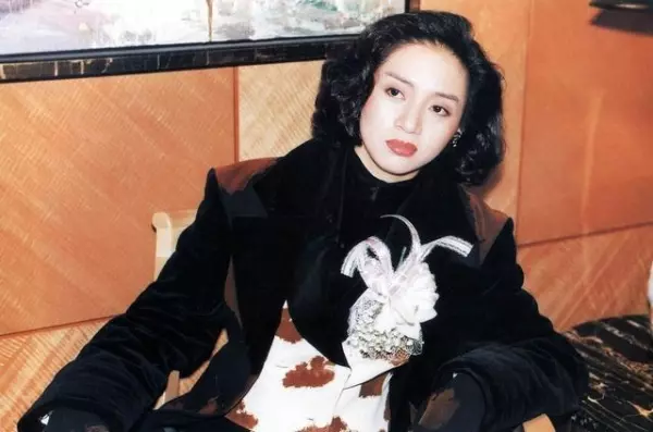 當年在梅豔芳葬禮上微笑的三個明星，現在都過得怎樣了，網友：一個比一個慘！