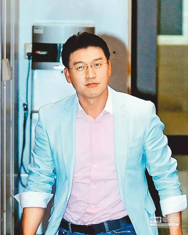 帥氣律師「謝震武」的嬌妻意外曝光!「美麗律師娘」賢慧能幹,身家竟「大有來頭」!