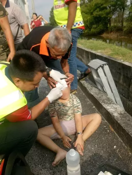 騎摩哆遭掠奪匪踢入深溝 母女受傷 跌破頭