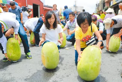 端午節立蛋不夠炫!屏東霸氣封街「改立520顆西瓜」 報名額秒滿「成功還能抱大獎回家」