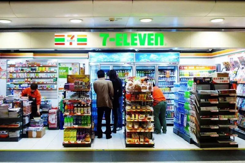 7-11遇到同志買東西...大媽一看酸「同志到處跑看了不舒服」 一旁兒子「23字神回」1.6萬人讚爆:超帥