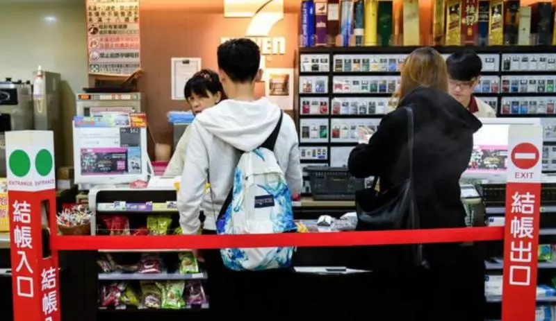 7-11遇到同志買東西...大媽一看酸「同志到處跑看了不舒服」 一旁兒子「23字神回」1.6萬人讚爆:超帥