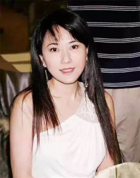 開party慶祝離婚!拒絕10億贍養費,她終於解脫了