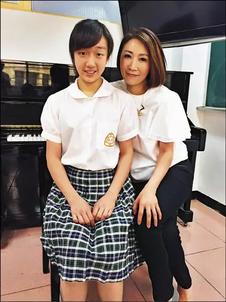 爸爸要擔心了!檢場18歲女兒「開岔露深V」轉大人 名模氣勢「剪超美平劉海」網狂喊:岳父好❤