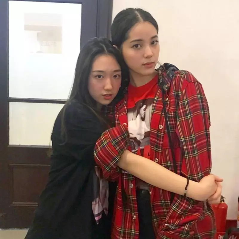 爸爸要擔心了!檢場18歲女兒「開岔露深V」轉大人 名模氣勢「剪超美平劉海」網狂喊:岳父好❤