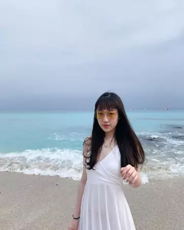 爸爸要擔心了!檢場18歲女兒「開岔露深V」轉大人 名模氣勢「剪超美平劉海」網狂喊:岳父好❤