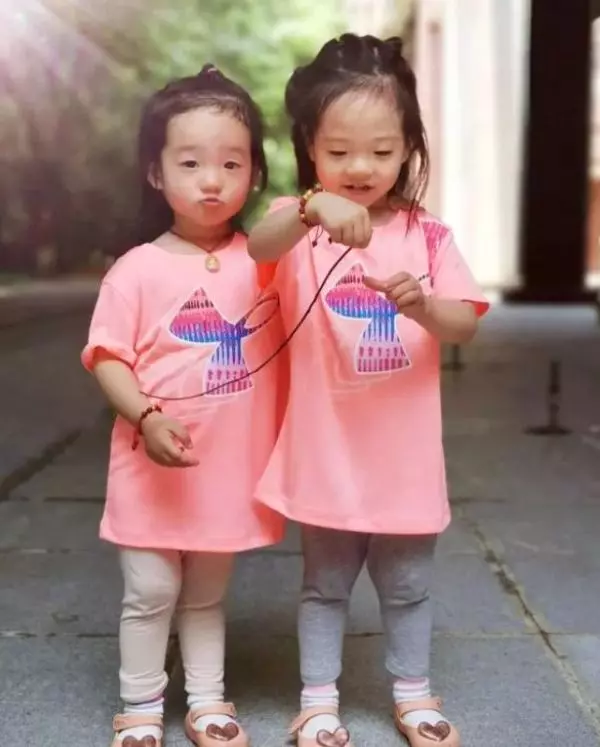楊威曬雙胞胎女兒近照,五官精緻超呆萌,像極了媽媽楊雲!