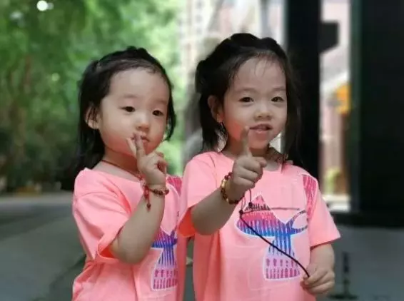 楊威曬雙胞胎女兒近照,五官精緻超呆萌,像極了媽媽楊雲!