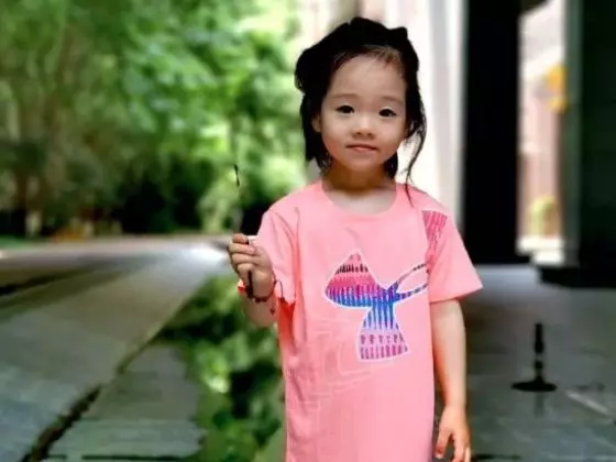 楊威曬雙胞胎女兒近照,五官精緻超呆萌,像極了媽媽楊雲!
