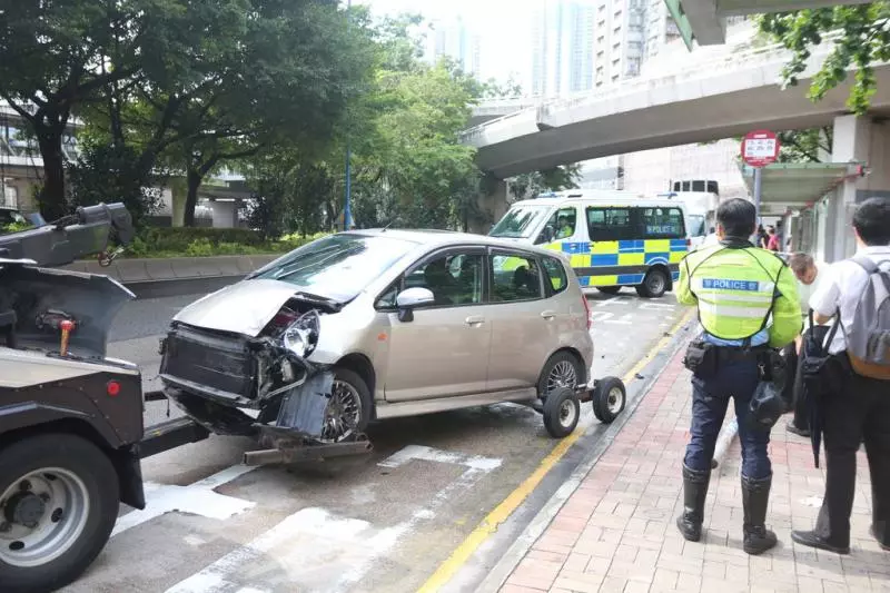 九龍灣恐怖車禍 私家車失控剷上行人路撞巴士站1死6傷