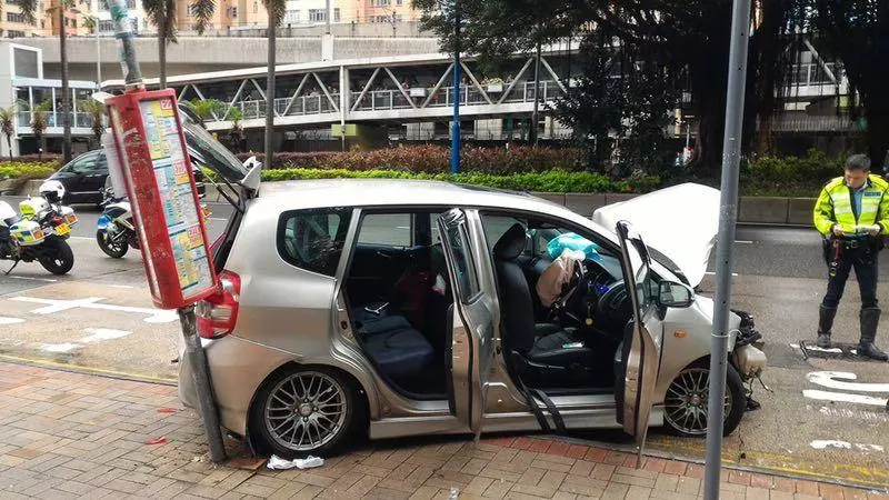 九龍灣恐怖車禍 私家車失控剷上行人路撞巴士站1死6傷