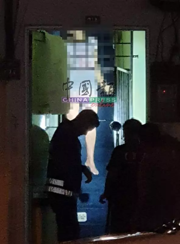 女子店屋鐵門吊頸 嚇壞女屋主!
