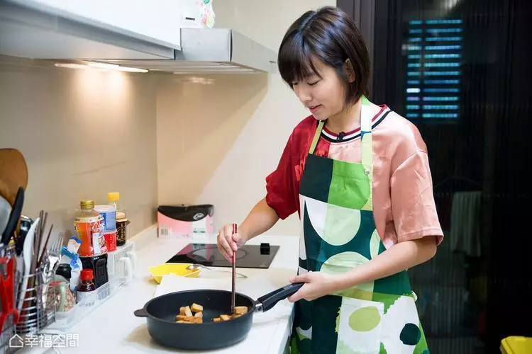 幸福人妻米可白結婚4年「豪門生活」首度曝光!家中簡約設計看出「樸質性格」,她滿足表示:有家的感覺就好!