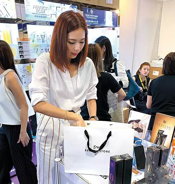 作為老闆娘的她依然會「親力親為」!TVB女星自家美容店參加展覽,親自搬貨招呼客人中午只吃飯盒!