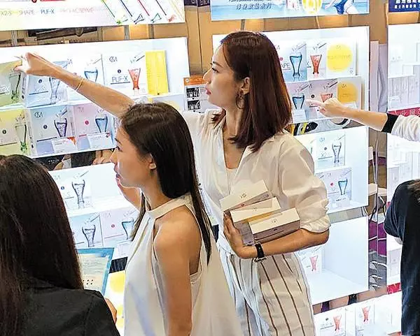 作為老闆娘的她依然會「親力親為」!TVB女星自家美容店參加展覽,親自搬貨招呼客人中午只吃飯盒!
