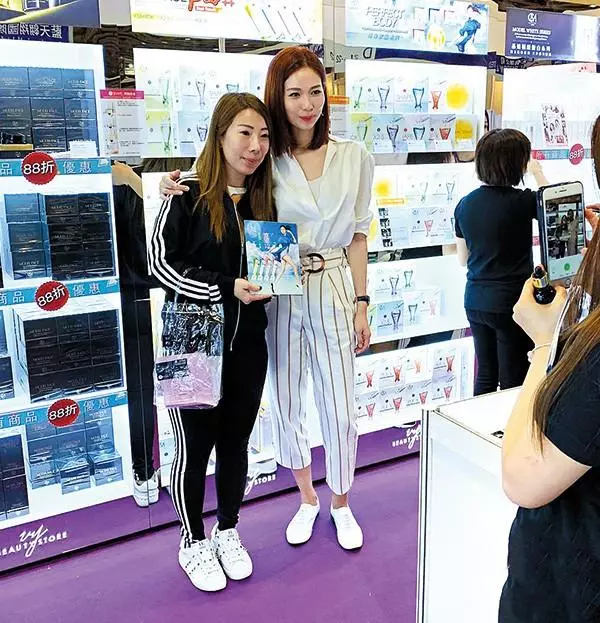 作為老闆娘的她依然會「親力親為」!TVB女星自家美容店參加展覽,親自搬貨招呼客人中午只吃飯盒!