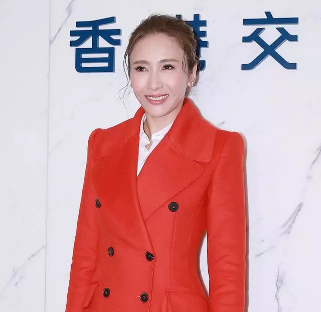 作為老闆娘的她依然會「親力親為」!TVB女星自家美容店參加展覽,親自搬貨招呼客人中午只吃飯盒!